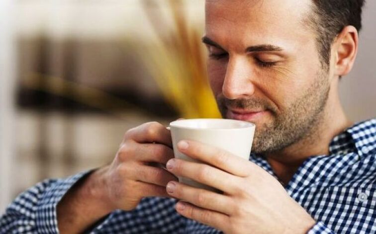 Чоловік п'є напій з іван-чаю з метою підвищення потенції