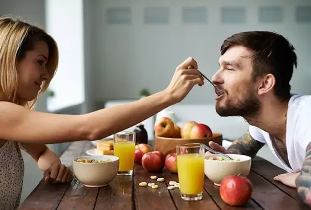 жінка годує чоловіка горіхами для підвищення потенції